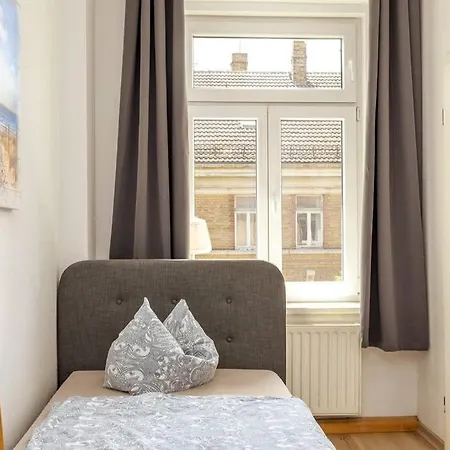 Your Sunny Castle Apartment *